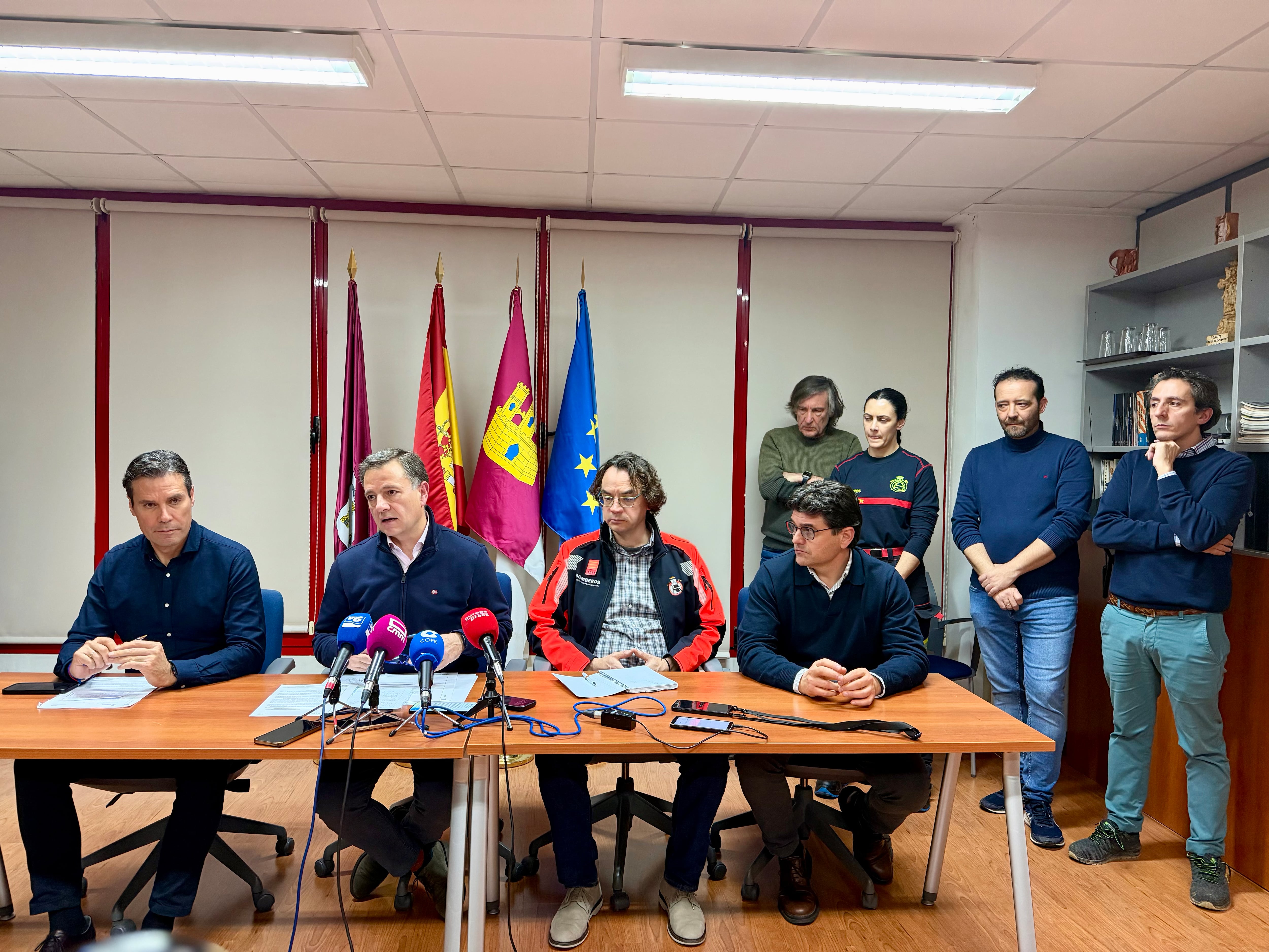 El alcalde de Albacete, Manuel Serrano, informa de la "situación de emergencia en la ciudad" por las inundaciones, en una rueda de prensa urgente. Imagen del Ayuntamiento de Albacete.