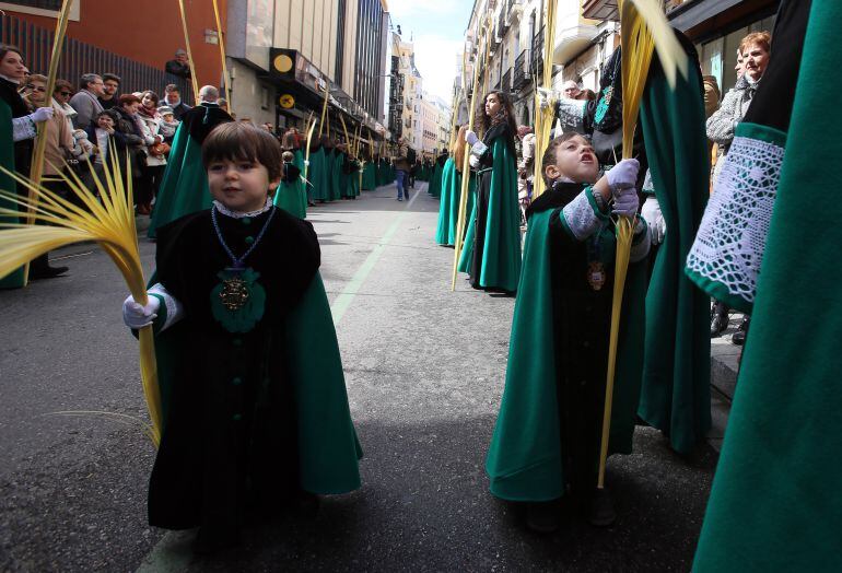 Uno de los pequeños cofrades que participó en la procesión del Domingo de Ramos