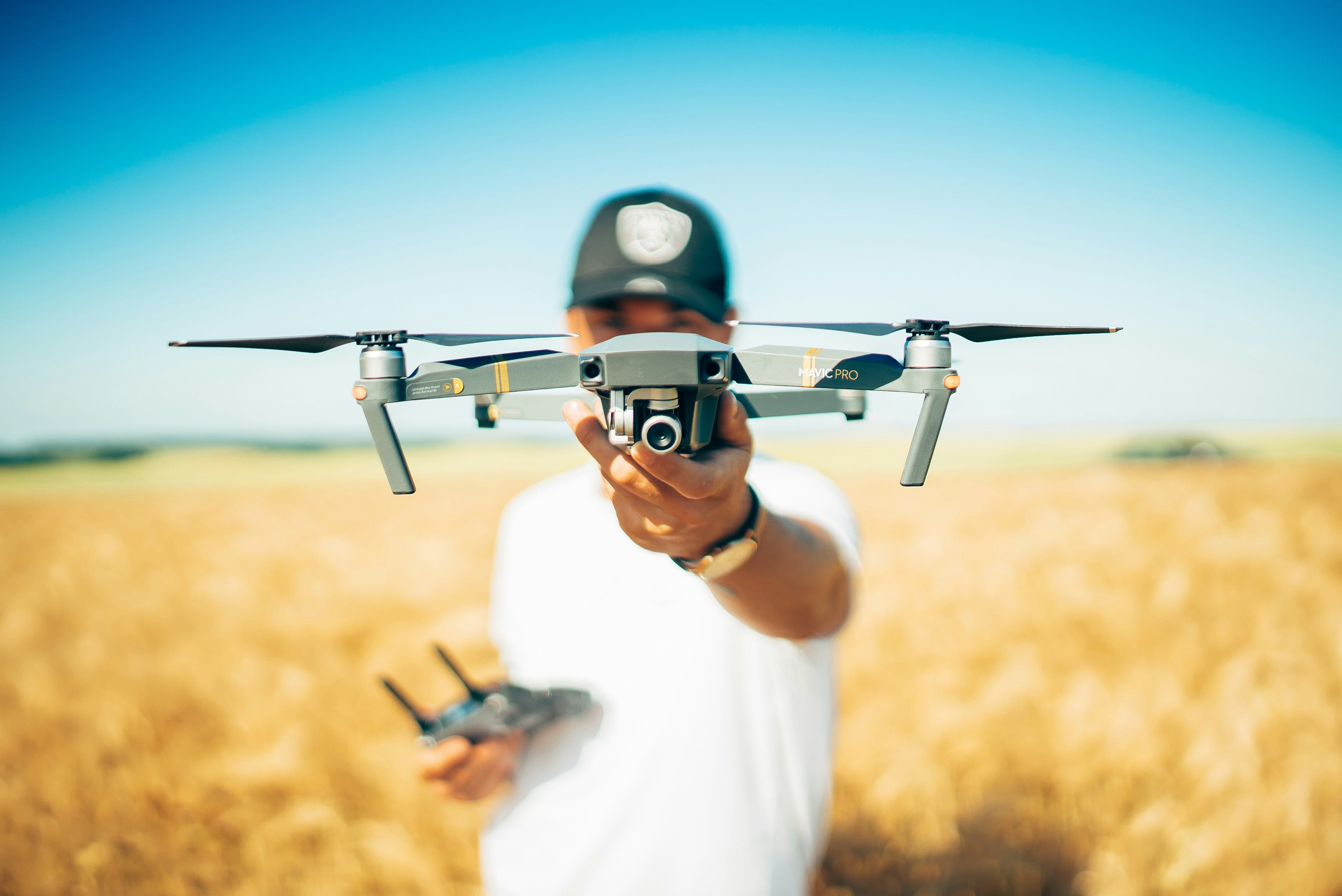 Dron en un campo agrícola