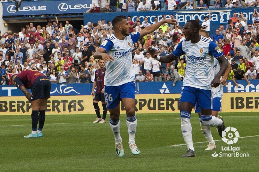 Dwamena celbra con Luis Suárez el primer gol del partido