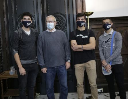 El alcalde Joan Ribó junto a miembros de la Asociación Parkour Valencia