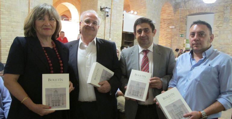 El presidente de la Diputación de Jaén, Francisco Reyes,con la directora del IEG, Adela Tarifa; el director de este boletín, Luis Garrido; y Vicente Oya Jiménez, hijo del homenajeado.