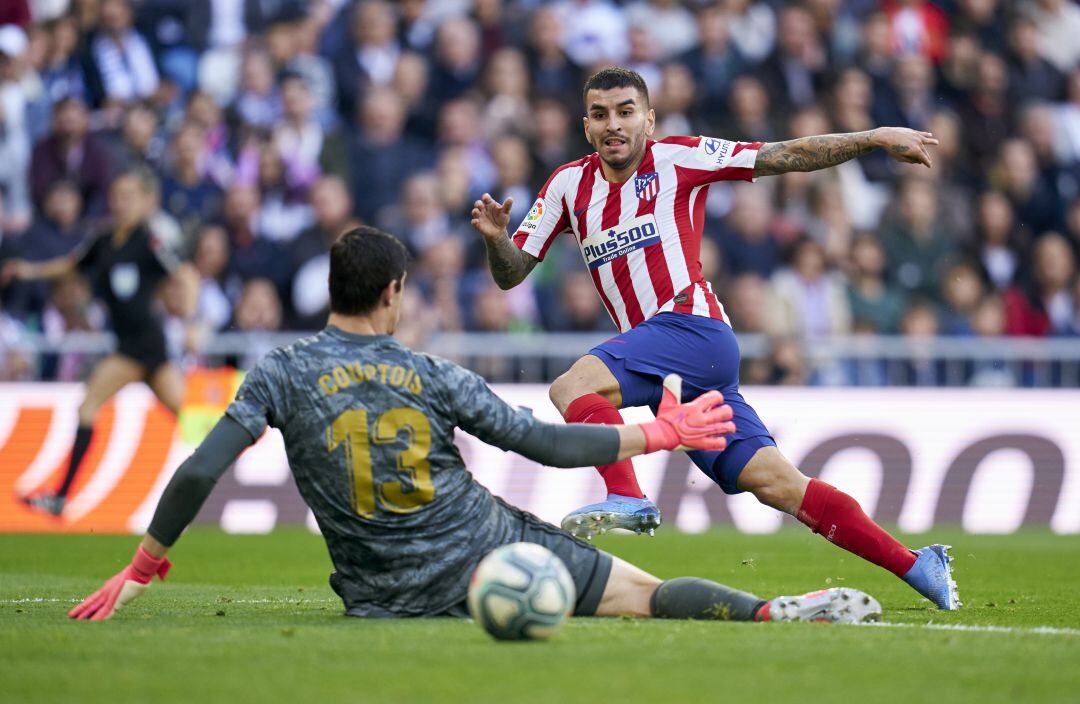 Correa remata ante Courtois