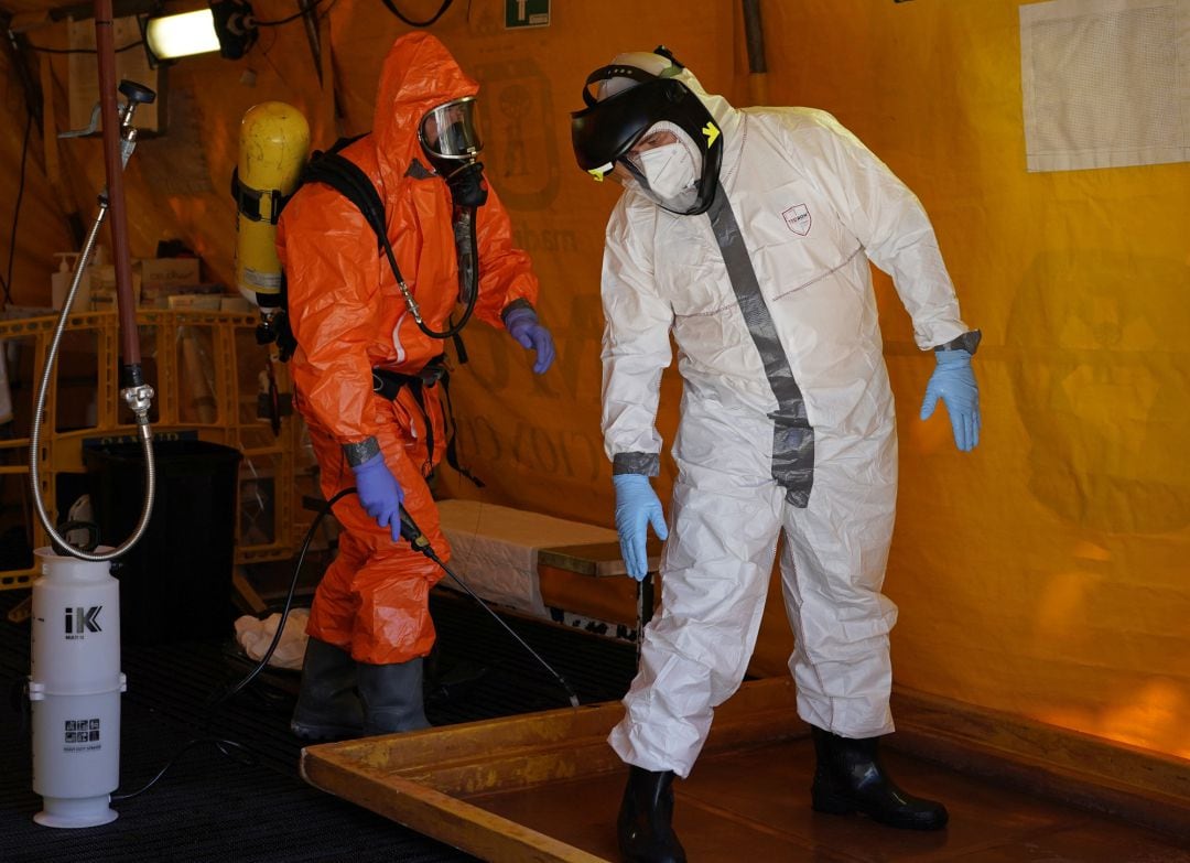 Desinfección de miembros del SAMUR en Madrid