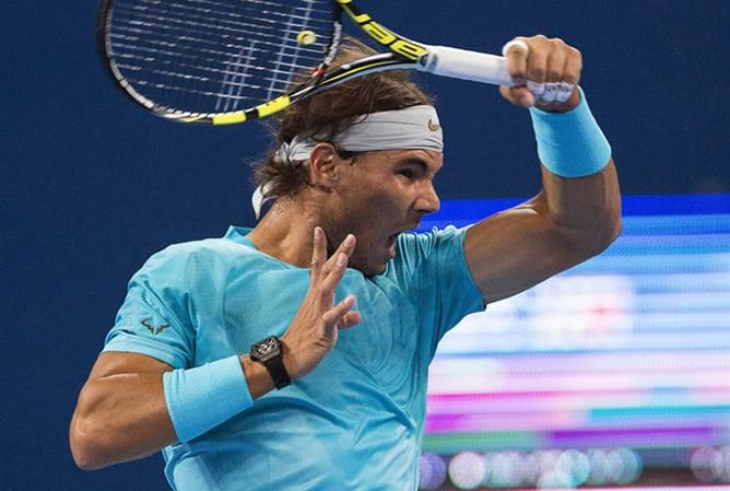 El tenista español Rafael Nadal devuelve la pelota al alemán Philipp Kohlschreiber durante la segunda ronda del torneo de Pekín.