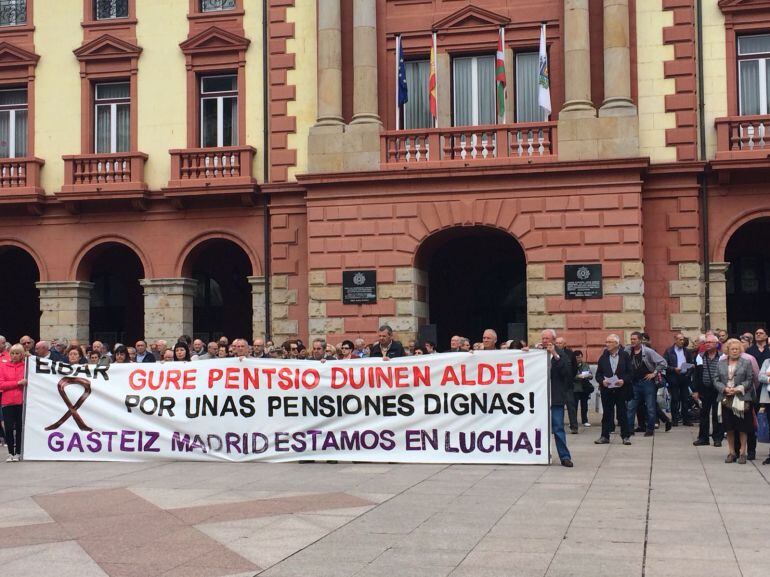 Imagen de la concentración celebrada este lunes en la plaza de Unzaga de Eibar