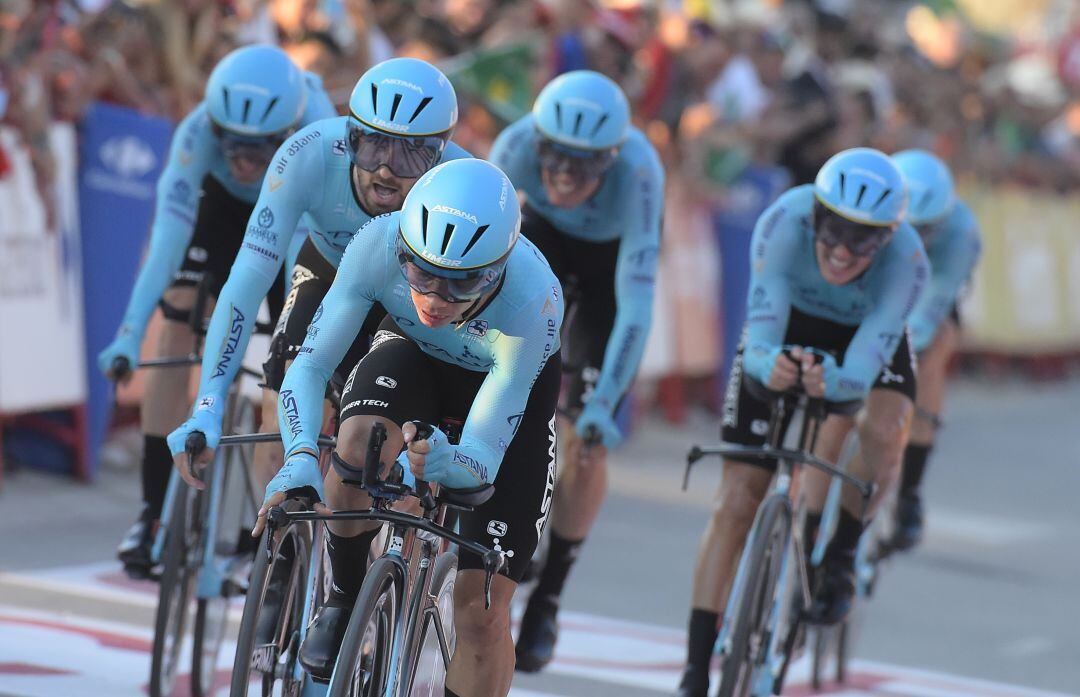 El Astana Pro Team, durante la primera etapa de La Vuelta