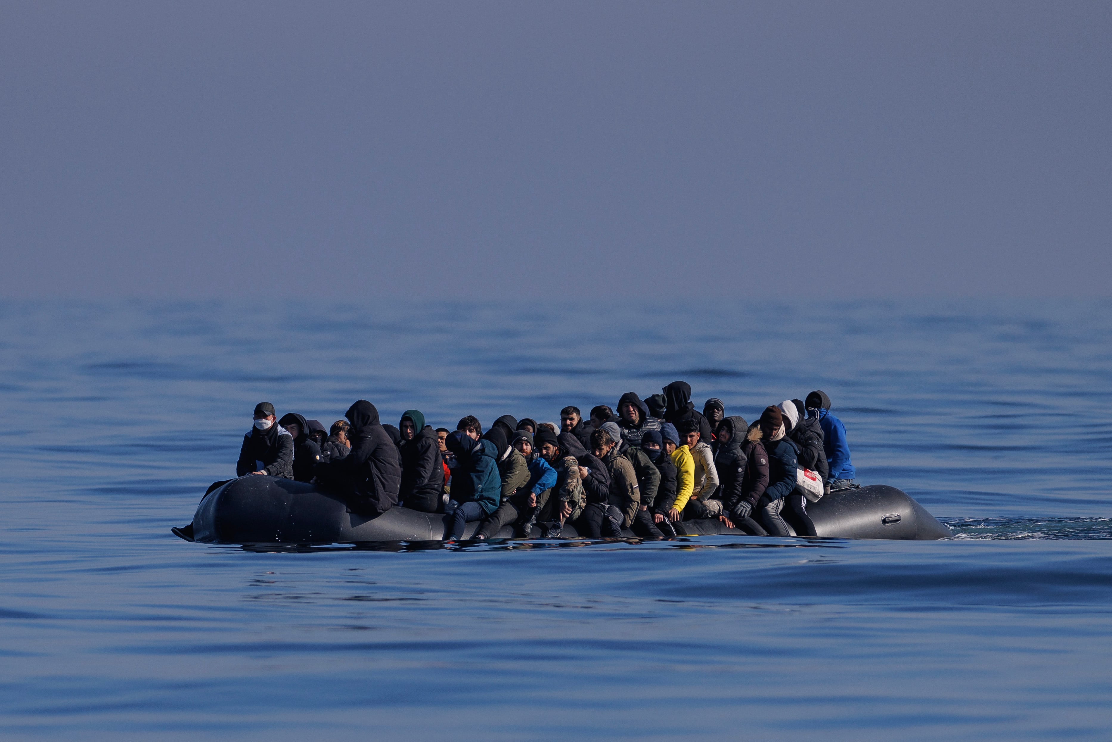 Un bote con migrantes en el Canal de la Mancha el pasado mes de marzo