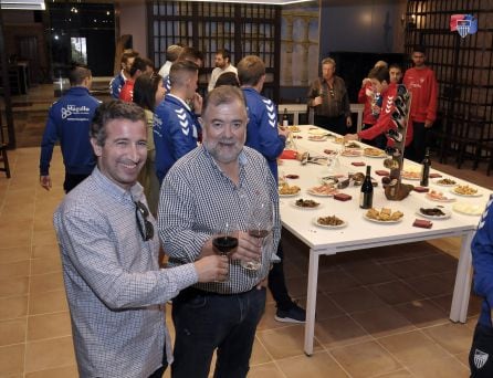 El presidente Agustín Cuenca brinda con José Félix Sanz