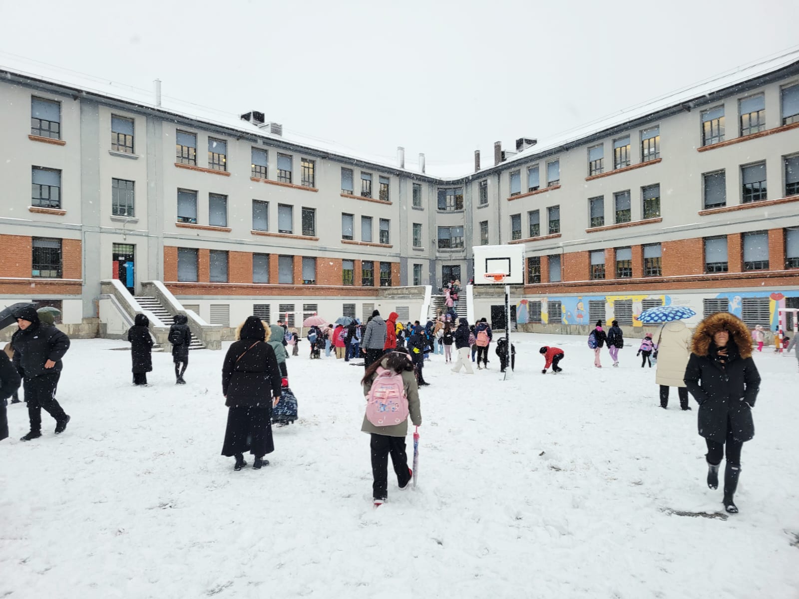 Entrada al colegio bajo una intensa nevada en Ávila./Ser Ávila