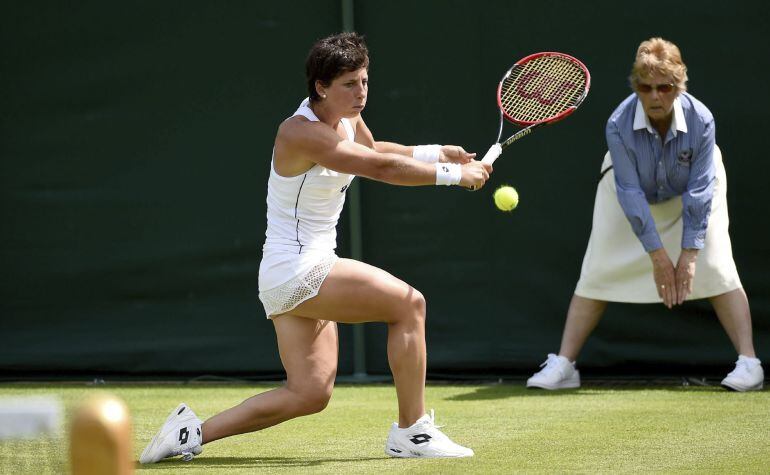 -FOTODELDIA- RES01 WIMBLEDON (REINO UNIDO), 29/06/2015.- La tenista española Carla Suárez Navarro devuelve la bola a la letona Jelena Ostapenko durante el partido de primera ronda del torneo de Wimbledon disputado en el All England Lawn Tennis Club en Londres (Reino Unido) hoy, lunes 29 de junio de 2015. EFE/Andy Rain