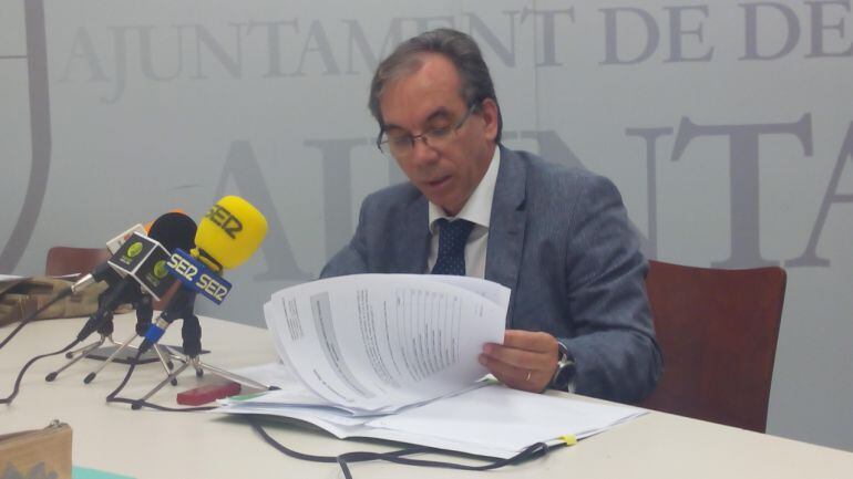 El concejal del grupo municipal Gent de Dénia- Centre Unificat, Miguel Llobell, quien defendió la propuesta de los vehículos eléctricos.