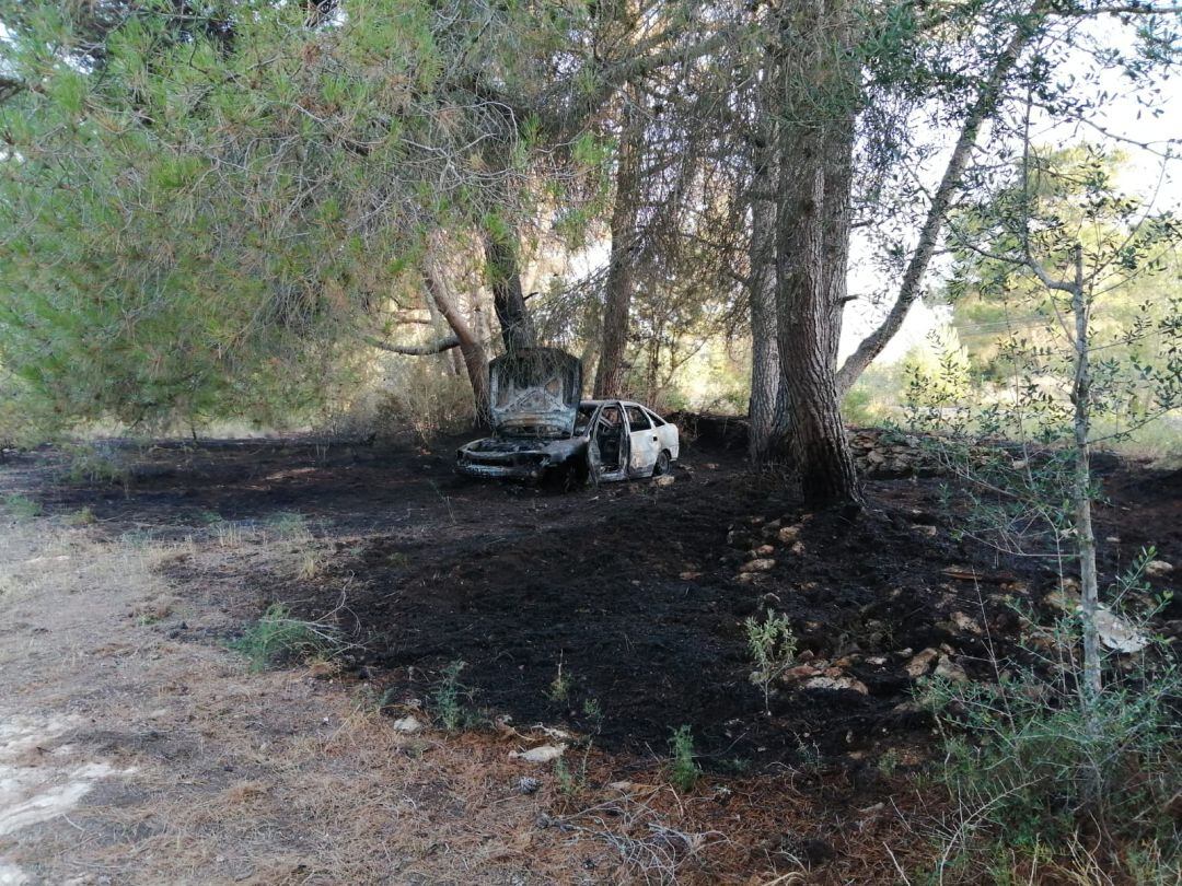 Un vehículo fue afectado por las llamas