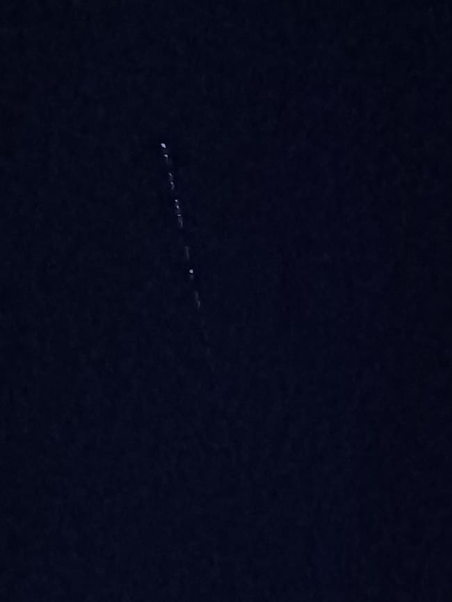 Otra imagen de luces en fila en el cielo sobre Huesca, ayer tarde