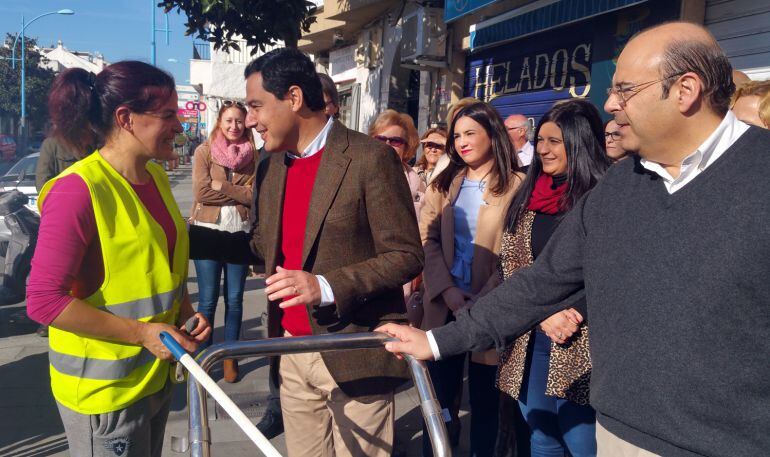 El presidente del PP-A, Juanma Moreno, ha visitado Churriana de la Vega (Granada).