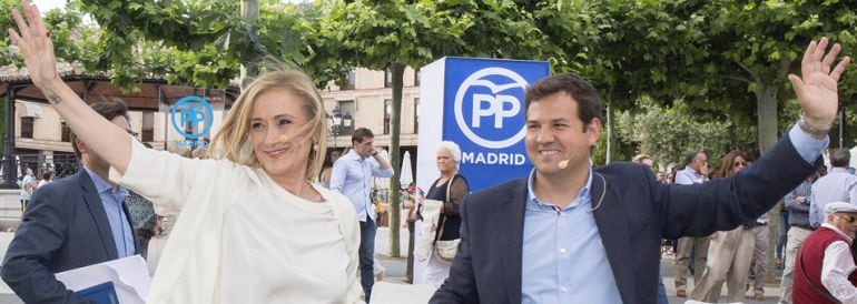 Cristina Cifuentes junto al alcalde de Las Rozas, José de la Uz