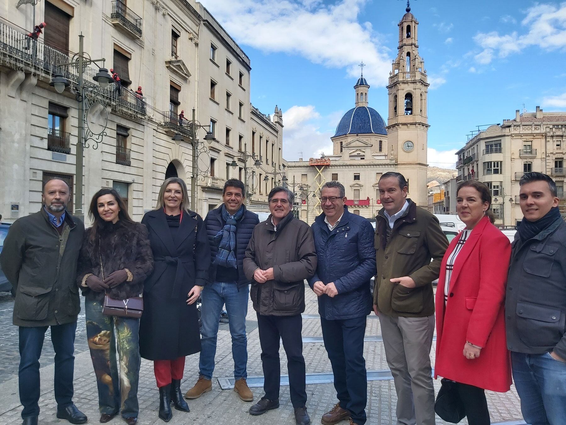 Mazón, Pérez y Nando Pastor con los concejales populares en la Plaza de España