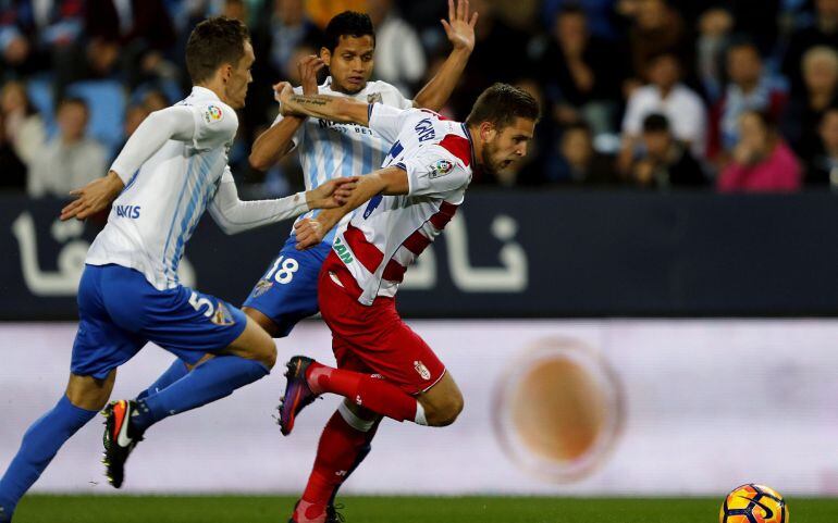 Kravets lucha por el balón ante Llorente y Roberto Rosales