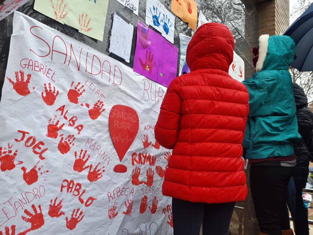 La fachada del centro de salud sur de Aranda de Duero se vistió con los dibujos de manos y nombres.