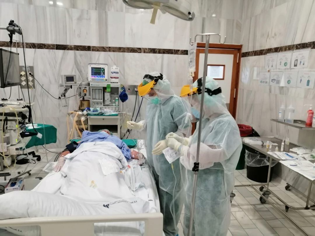 Sanitarios atendiendo a un enfermo de Covid-19