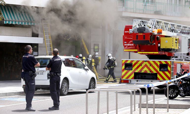 Intervención de los bomberos en la plaza del Poniente