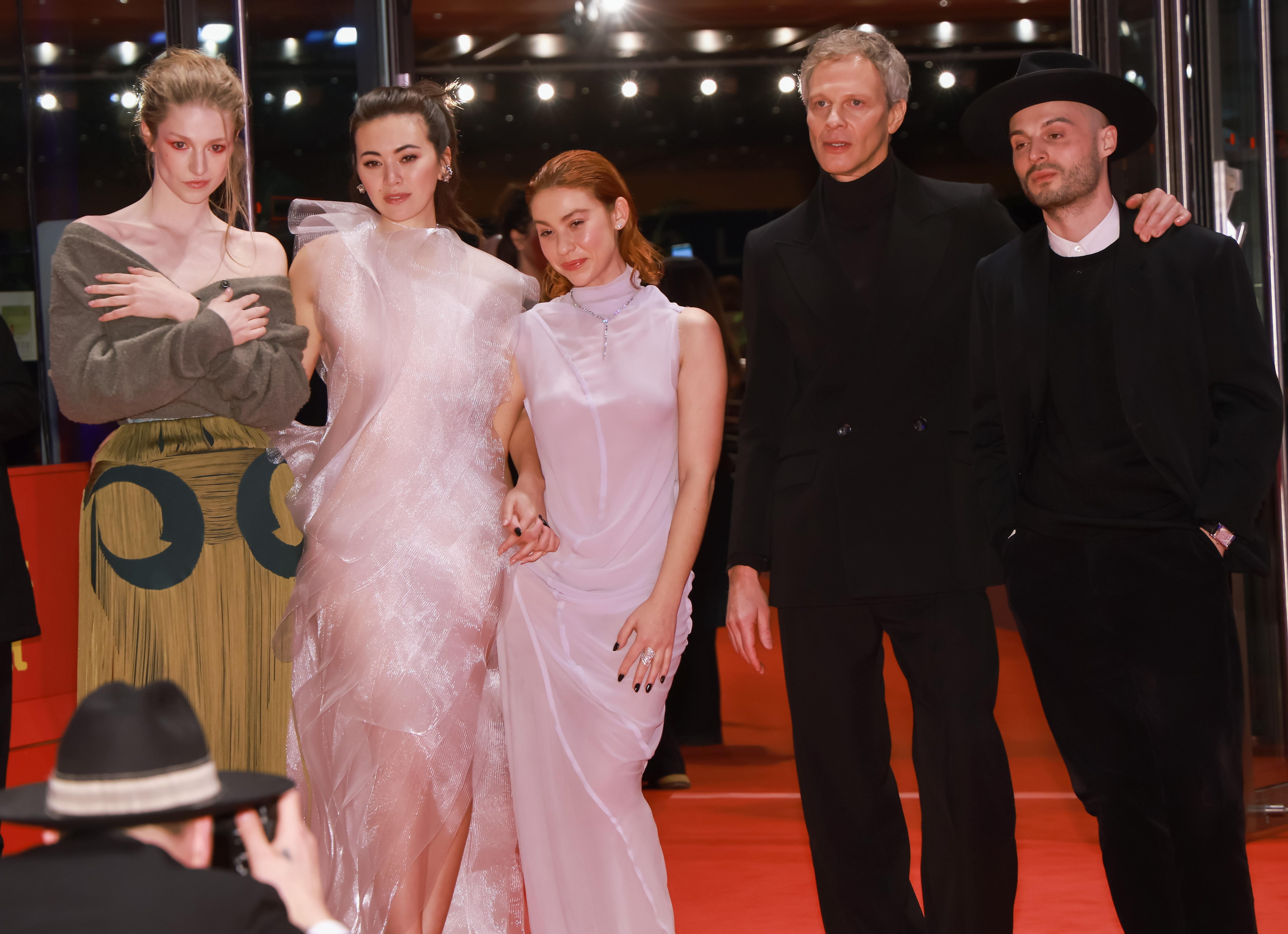 Berlin (Germany), 16/02/2024.- (L-R) Hunter Schafer, Jessica Henwick, Greta Fernandez, Jan Bluthardt and Tilman Singer pose on the red carpet for the movie &#039;Cuckoo&#039; during the 74th Berlin International Film Festival &#039;Berlinale&#039; in Berlin, Germany, 16 February 2024. (Cine, Alemania) EFE/EPA/CLEMENS BILAN
