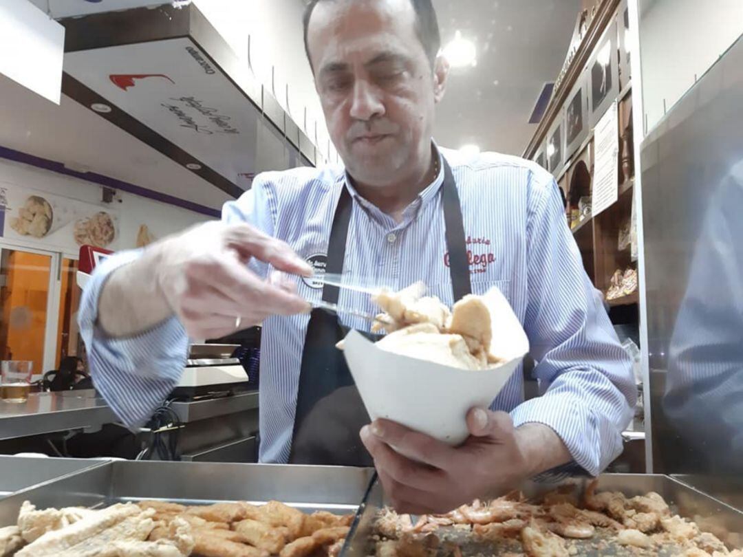 Antonio Sañudo, despachando pescaíto frito en su freidor de la calle Arcos