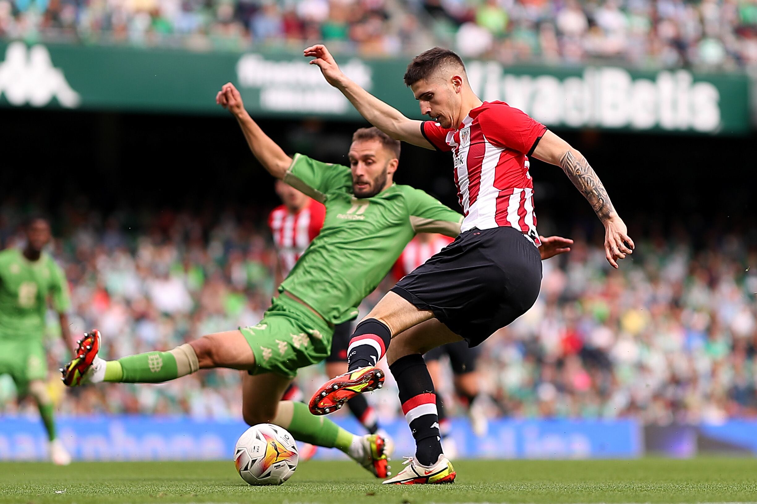 Pezzella y Sancet, durante un partido en el Benito Villamarín