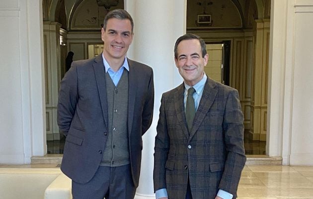 José Bono (d) junto al presidente del Gobierno, Pedro Sánchez (i)