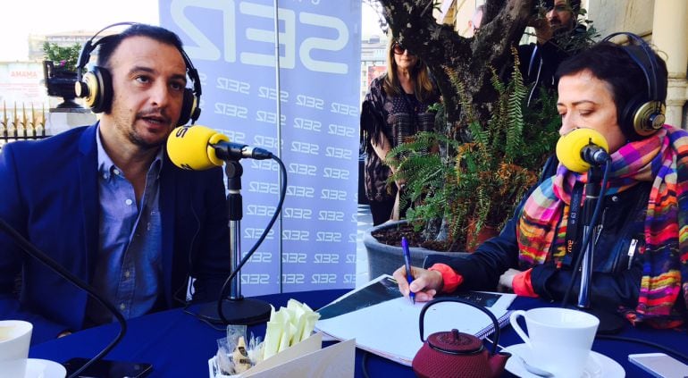 Alejandro Amenábar en el stand de la Cadena SER en el Hotel María Cristina, junto a María Guerra (imagen de archivo)