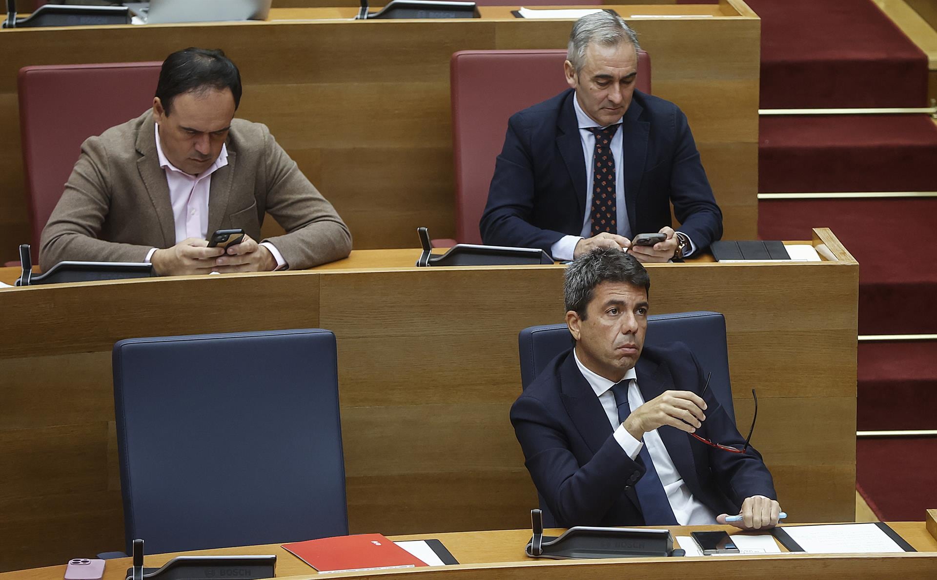 El president de la Generalitat, Carlos Mazón, durante una sesión plenaria en Les Corts