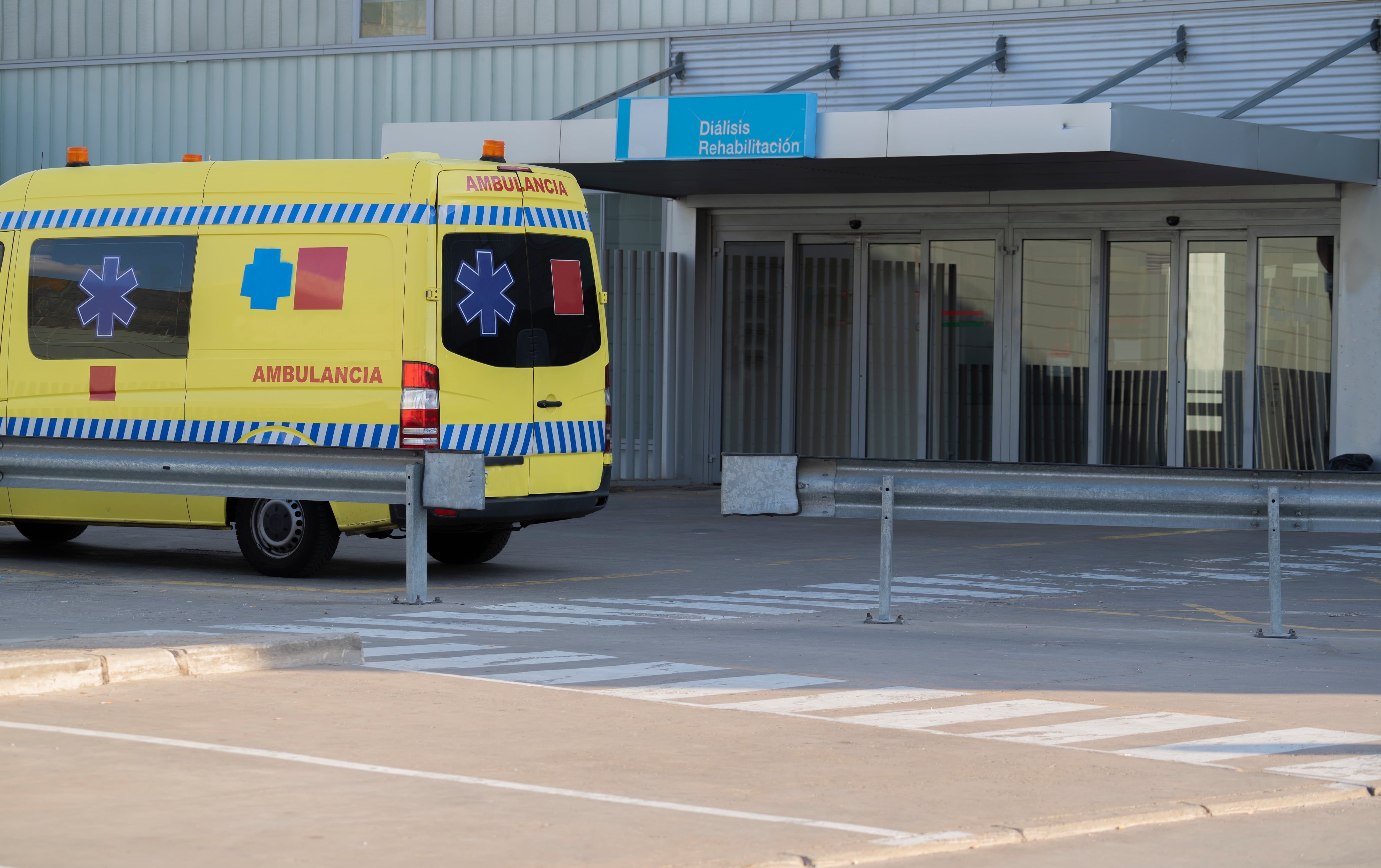 Un ambulancia espera frente a un centro de salud público de Madrid