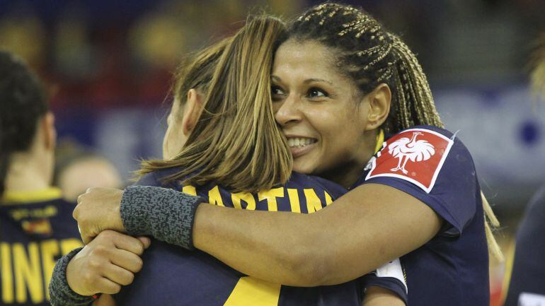 Marta Mangué y Carmen Martín celebran la victoria conseguida ante Montenegro en la semifinal