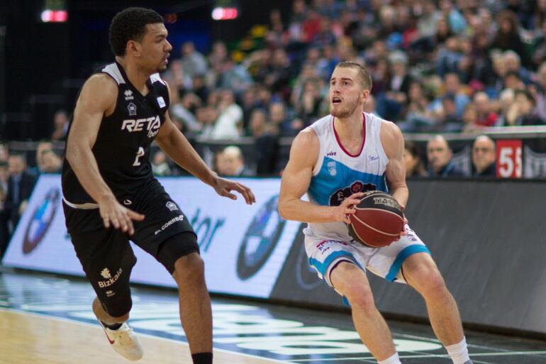 Matt Thomas (en la imagen contra Bilbao Basket) tiene difícil poder jugar en Canarias