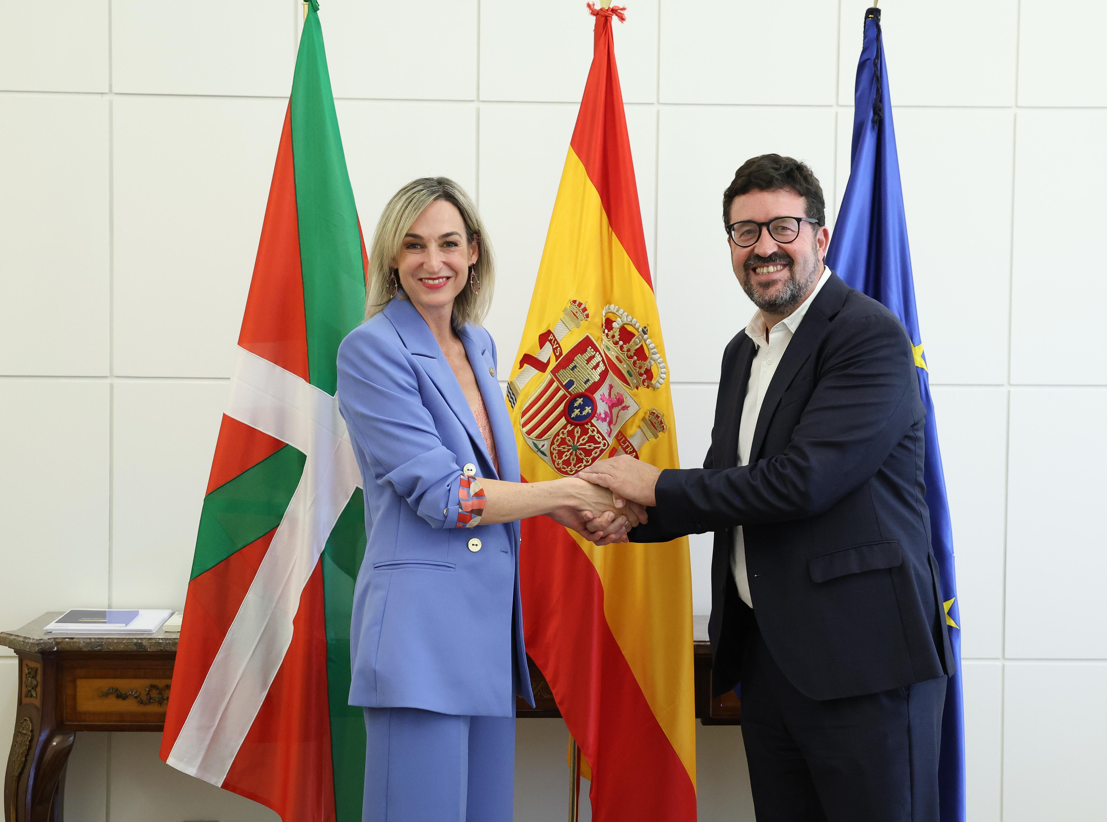 María Ubarretxena,  consejera de Gobernanza, Administración Digital y Autogobierno, en la firma de la transferencia en Madrid junto al secretario de Estado de Trabajo y Economía Social, Joaquín Pérez Rey.