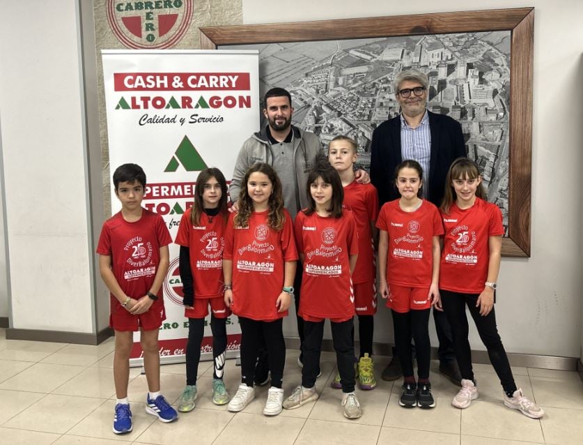 Supermercados Altoaragón lleva apoyando el Diverbalonmano desde sus inicios