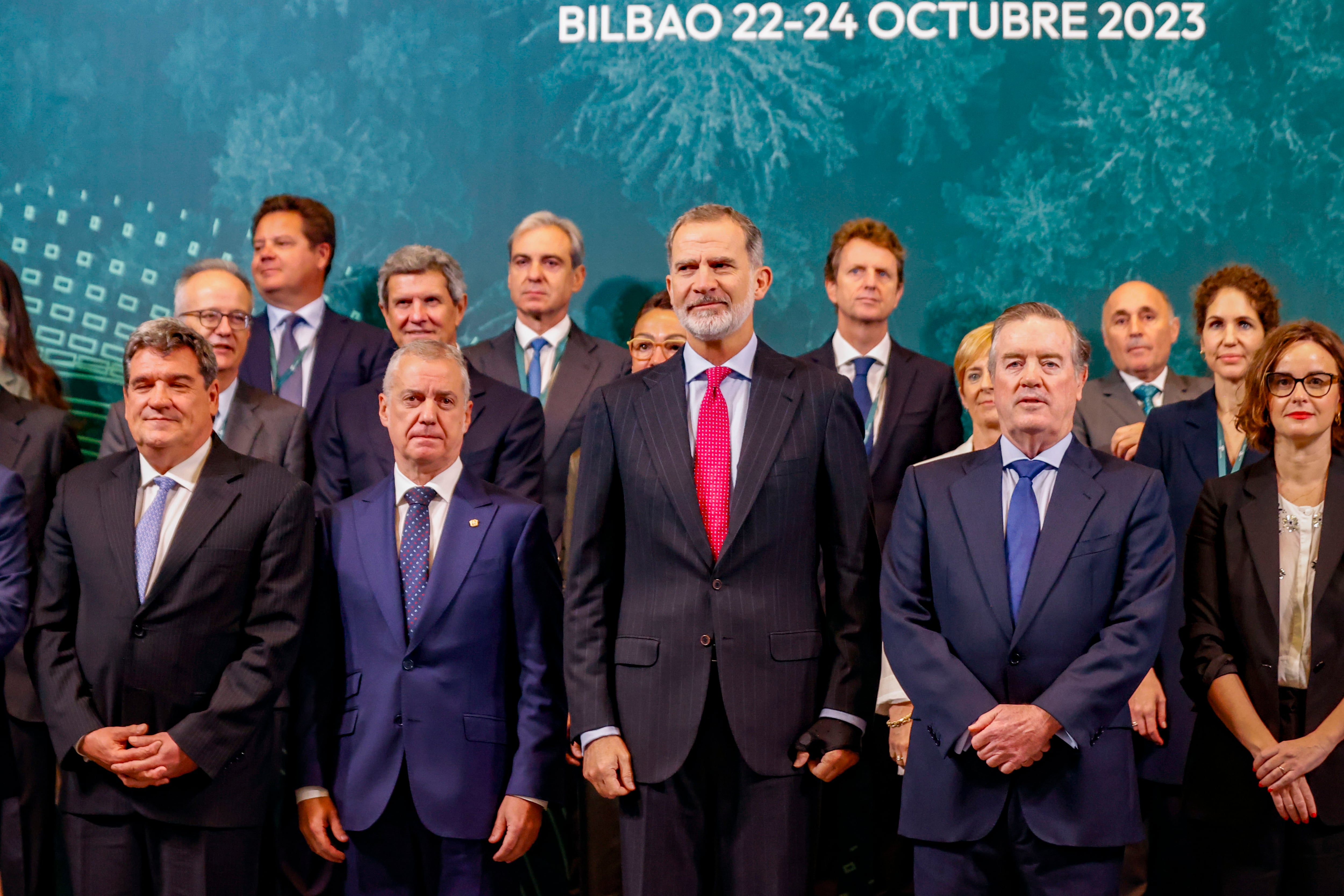 El rey Felipe VI posa junto al lehendakari, Íñigo Urkullu (2i), el ministro de Inclusión, Seguridad Social y Migraciones en funciones, José Luis Escrivá, y el presidente del Instituto de la Empresa Familiar (IEF), Andrés Sendagorta (2d) y otros representantes de la citada organización durante la ceremonia de inauguración del XXVI Congreso Nacional de la Empresa Familiar, este lunes en Bilbao. EFE/ Luis Tejido