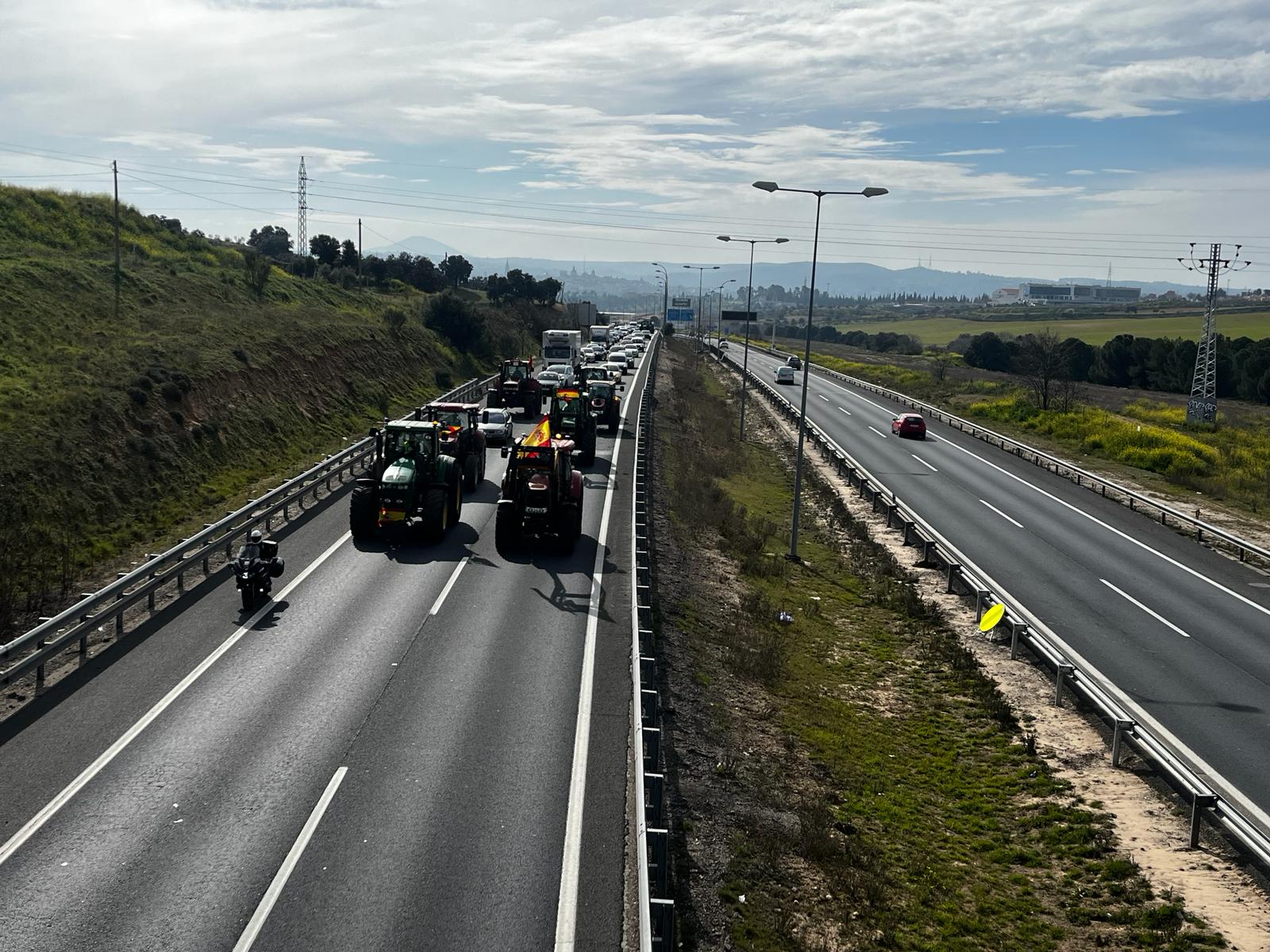 Imagen del bloque de más de medio centenar de tractores en las inmediaciones de la ciudad de Toledo, por la A-42