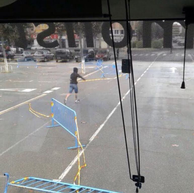 Fotografia presa des de l&#039;interior de l&#039;autocar atacat per encaputxats, el passat 12 d&#039;Octubre