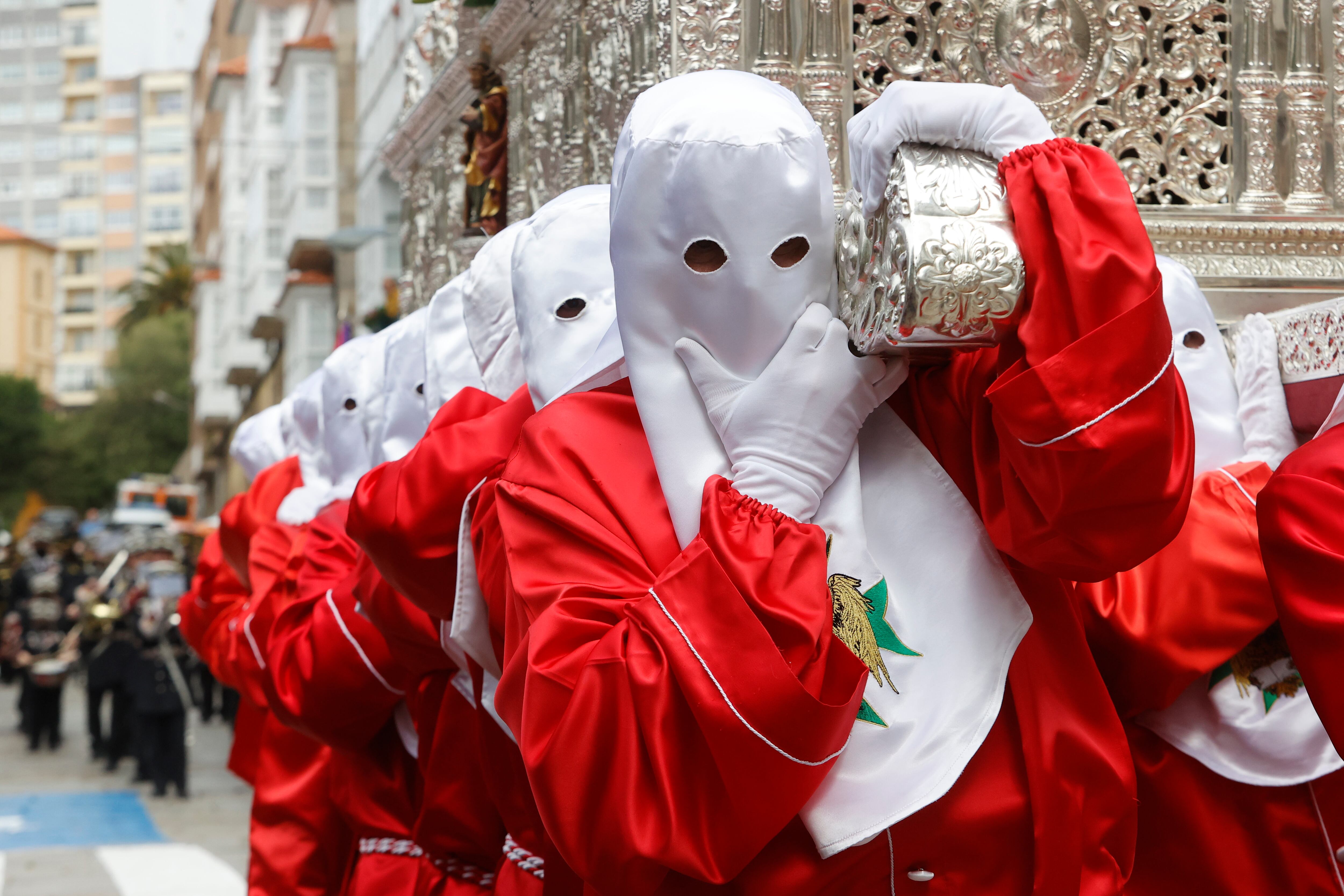 FERROL (A CORUÑA), 10/04/2022.- Bendición de ramos y procesión de la Borriquita en la Cofradía de los Dolores de Ferrol. Dos procesiones «bulliciosas y coloridas» abren hoy el Domingo de Ramos de la Semana Santa de Ferrol, después de dos años de parón por la pandemia. Los dos desfiles organizados por las cofradías de las Angustias y de Dolores rememoran la entrada de Jesús en Jerusalén y en ambos casos se celebrará, antes de que comience a caminar la Cruz de Guía, la bendición de las palmas y los ramos. EFE/Kiko Delgado