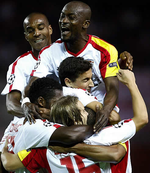 Los jugadores del Sevilla celebran el gol de Jesús Navas