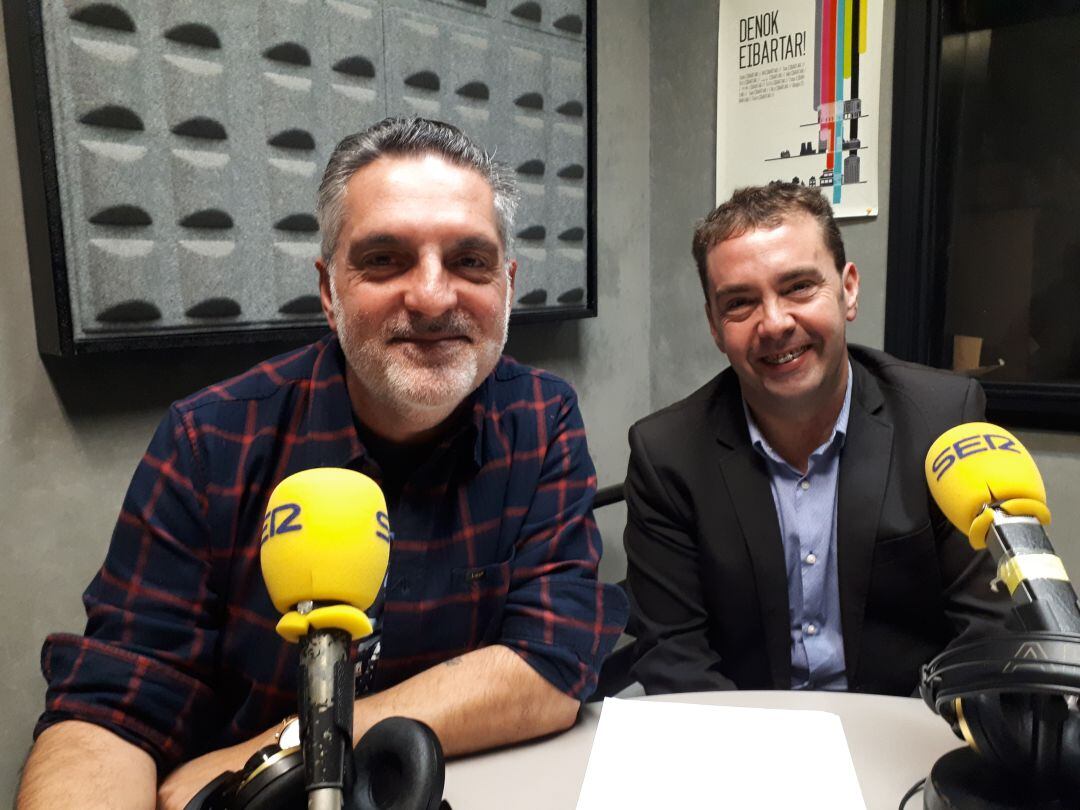 Juan Carlos Abascal, a la derecha, es el alcalde de Ermua