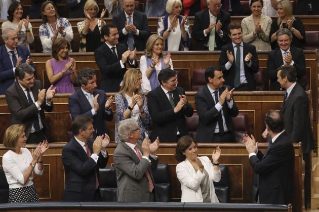 La bancada popular aplaude a Rafael Hernando tras su intervención