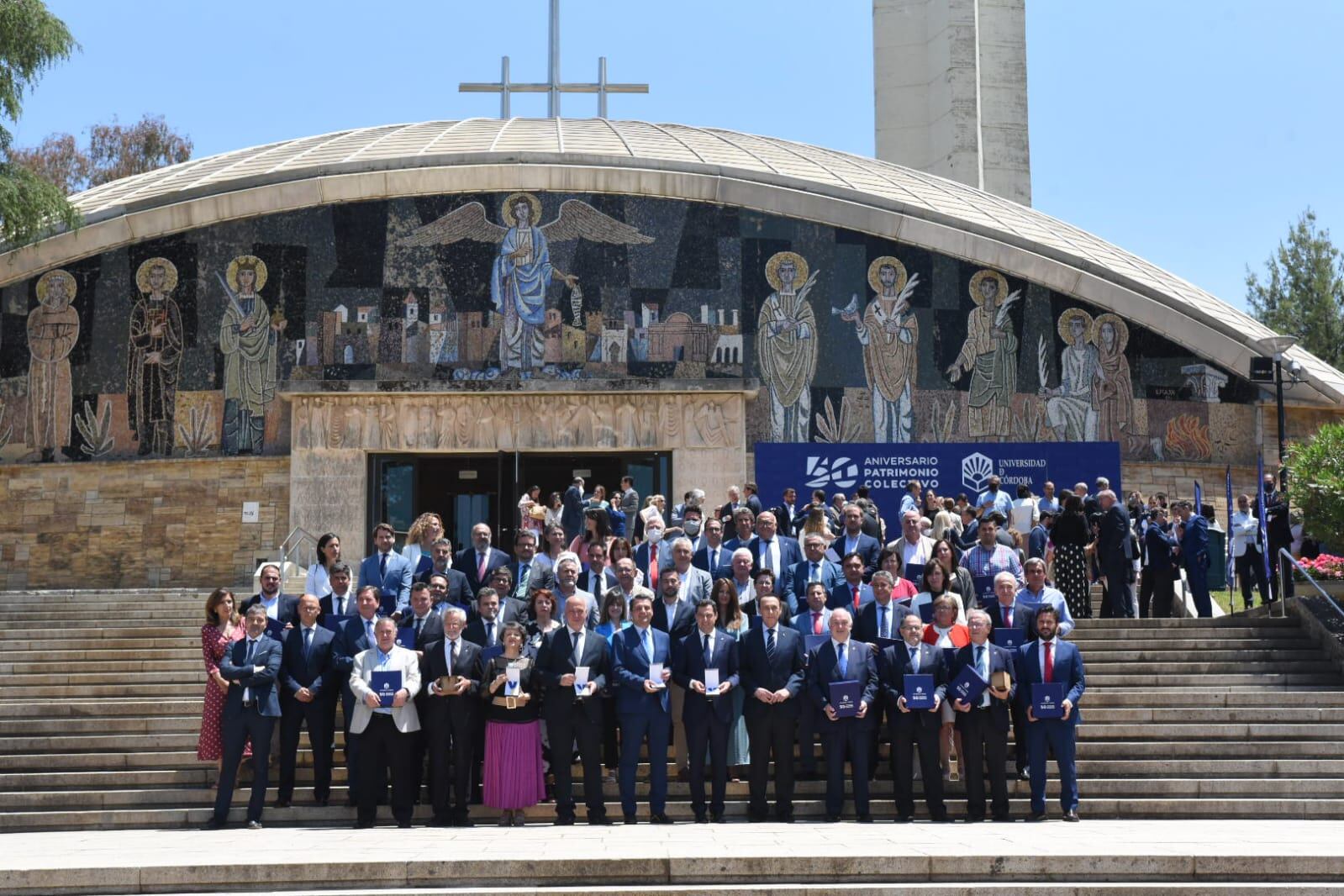 Foto de familia de la celebración central del 50º aniversario de la Universidad de Córdoba (UCO)