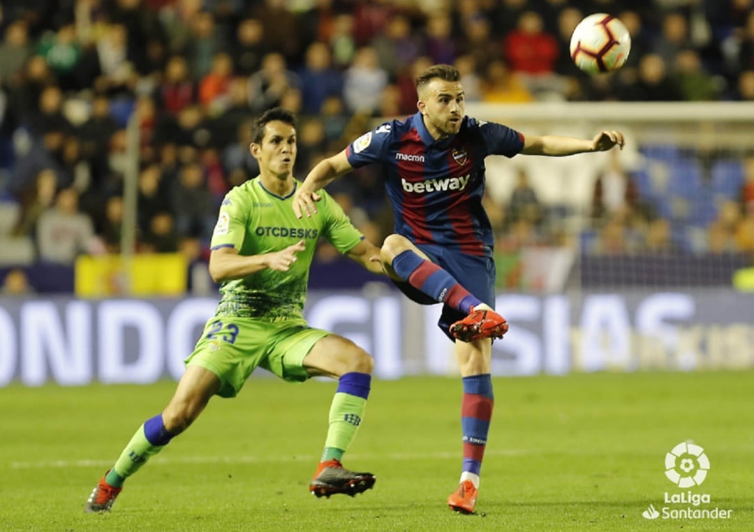 Borja Mayoral ante el Betis