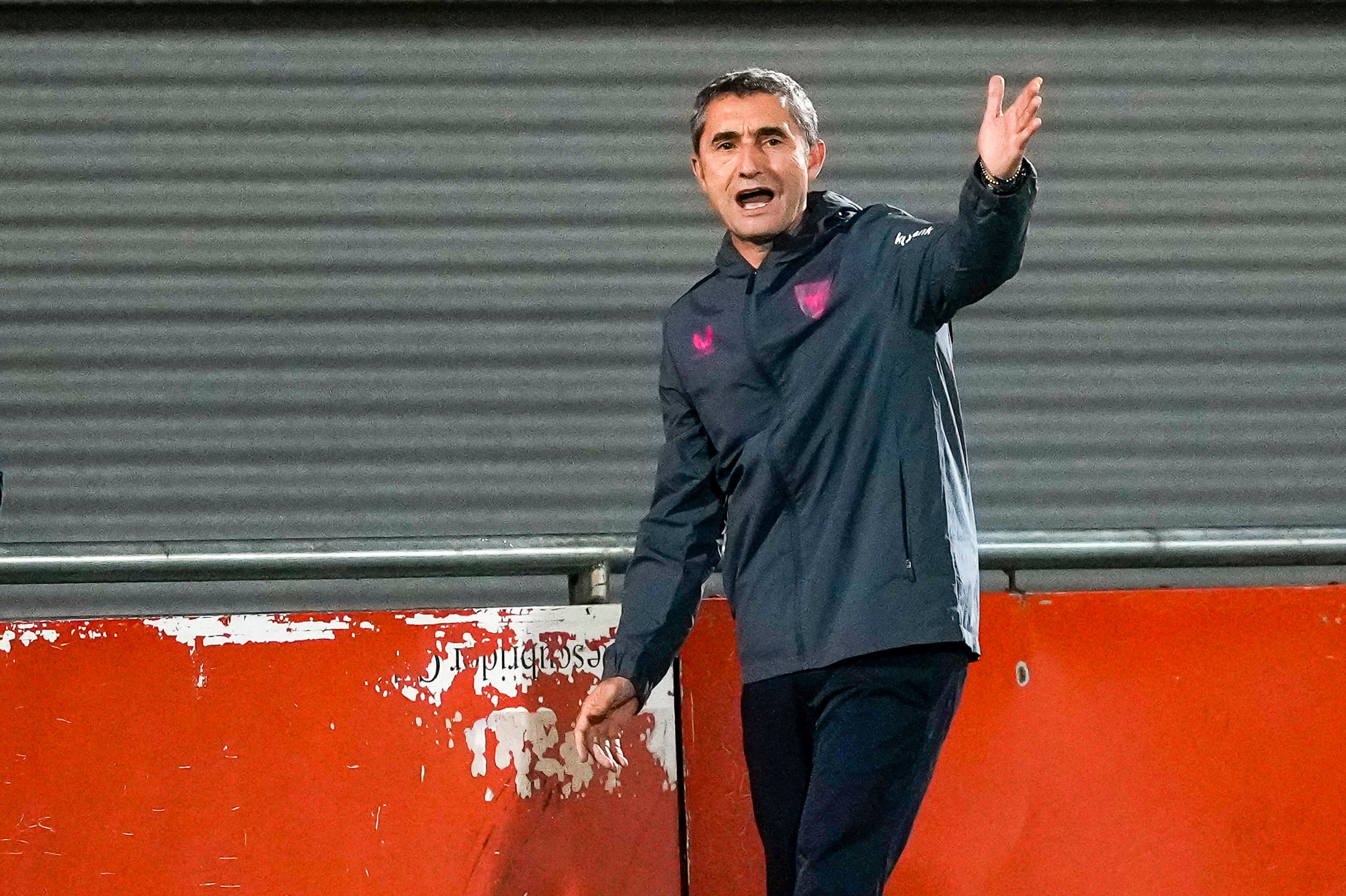 RUBÍ (BARCELONA), 01/11/2023.- El entrenador del Athletic, Ernesto Valverde, durante el encuentro correspondiente a la primera eliminatoria de la Copa del Rey ante el Rubí que disputan hoy miércoles en el estadio Can Rosés de la localidad barcelonesa. EFE/Alejandro García
