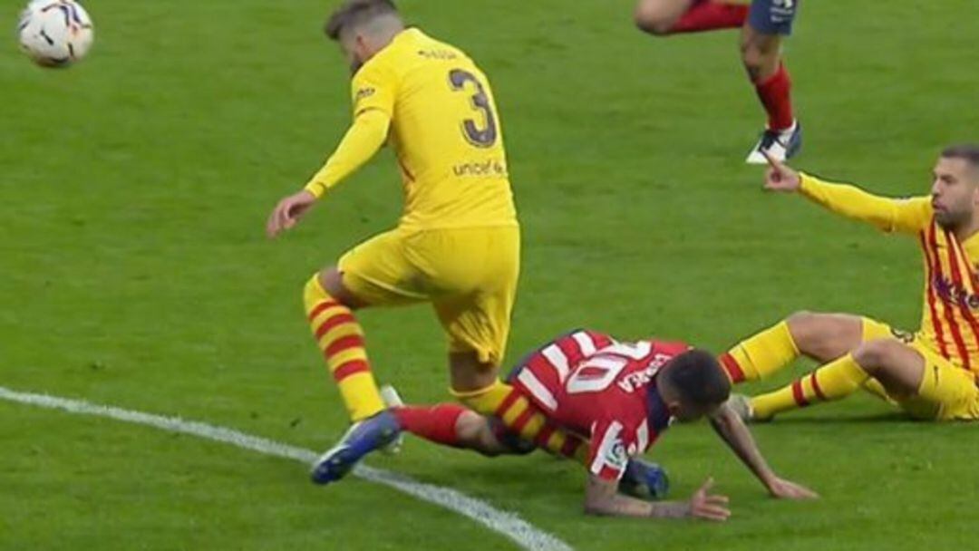 Estado de la rodilla de Piqué tras la acción con Correa