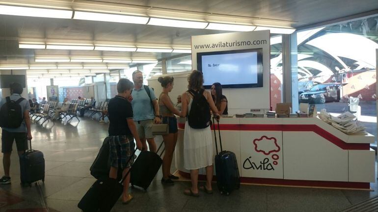 Estand promocional de Ávila Turismo en la estación de Atocha de Madrid