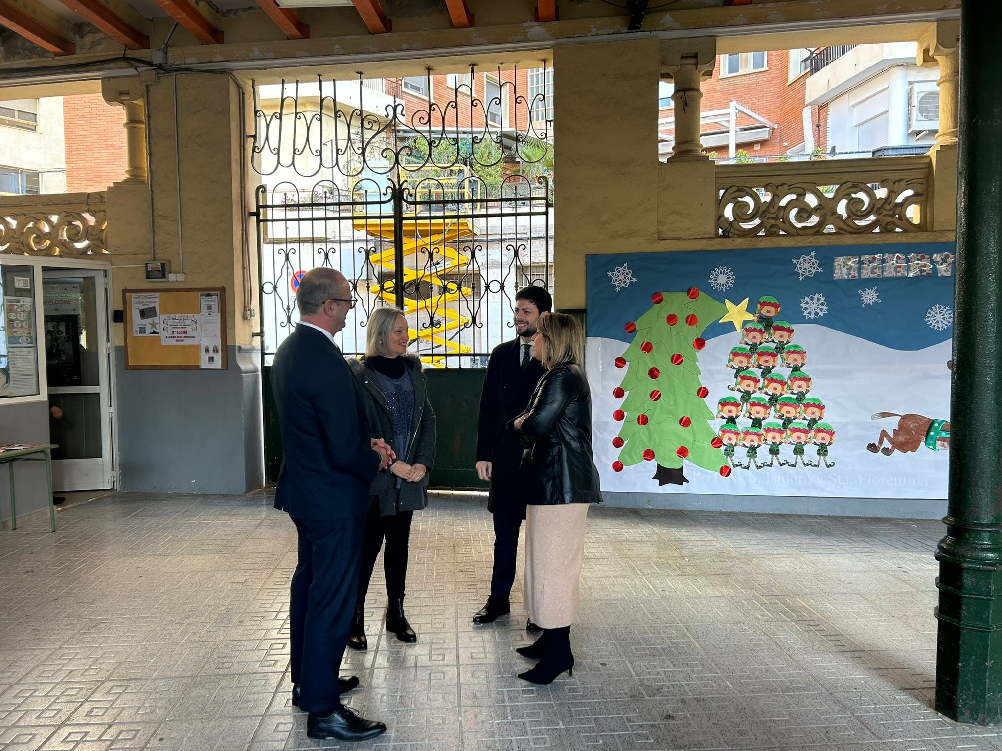 Autoridades municipales y autonómicas visitan la Casa del Niño junto a la directora del centro