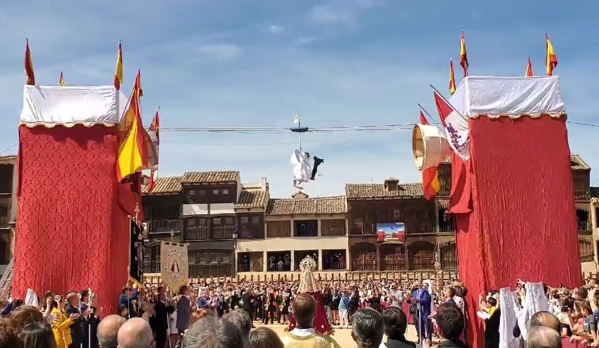 La niña del Ángel, Lucía Cano, en el momento de retirar el velo a la imagen de la Virgen en el Domingo de Resurrección en la Plaza del Coso de Peñafiel